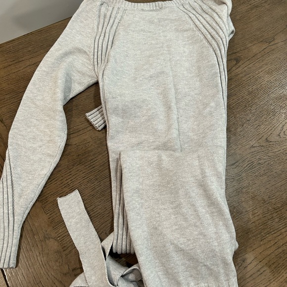 Women’s long sleeve sweater dress slit to side both sides. - Picture 7 of 8